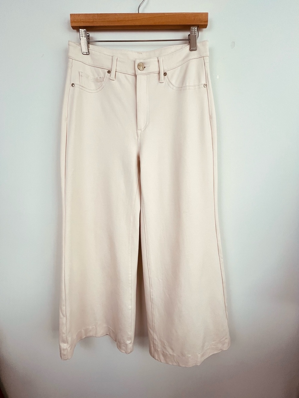 Chico’s ivory rayon nylon spandex knit wide leg cropped pants, size US 4.